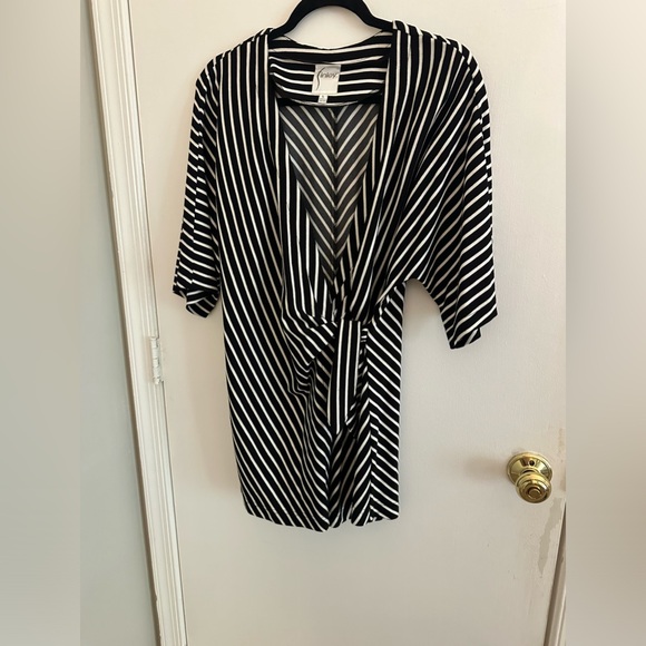 Finley Top (Wrap top) - Picture 4 of 8